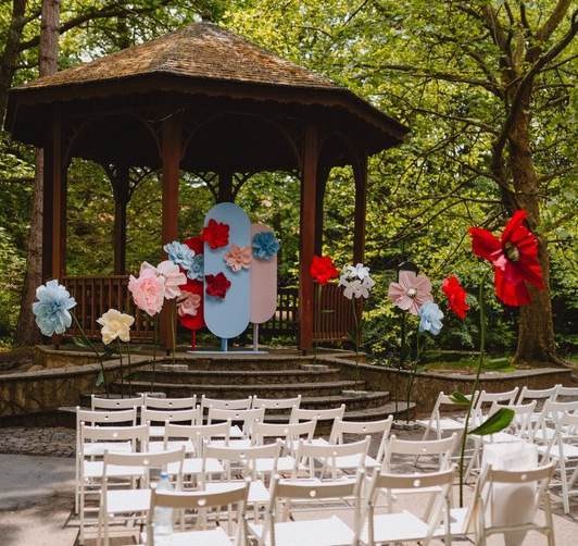 Ceremonia plenerowa z wielkoformatowymi kwiatami przed altaną